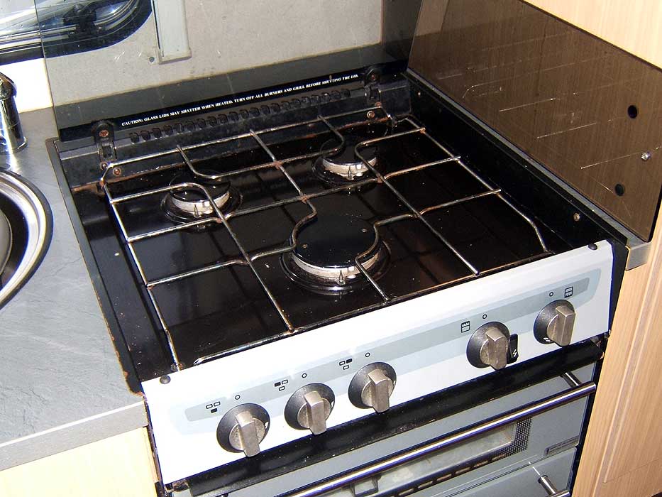 The hob unit with 3 gas burners.